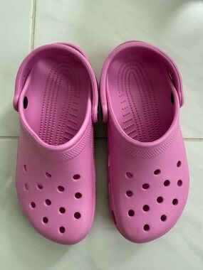 Pink crocs